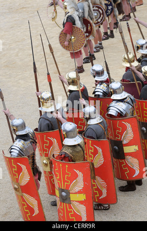 Römische Gladiatoren und Soldaten bei einem Re Inszenierung in den römischen Amphitheater in Chester UK Stockfoto