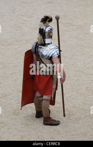 Römische Gladiatoren und Soldaten bei einem Re Inszenierung in den römischen Amphitheater in Chester UK Stockfoto