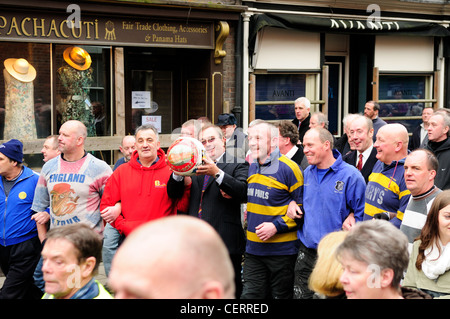 Die königlichen Ashbourne Fasching Fußball Match 2012 Derbyshire England. Stockfoto