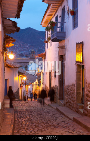 Zahlen auf der Straße in San Blas in der Abenddämmerung, Cusco, Peru Stockfoto