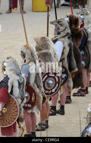 Römische Gladiatoren und Soldaten bei einem Re Inszenierung in den römischen Amphitheater in Chester UK Stockfoto