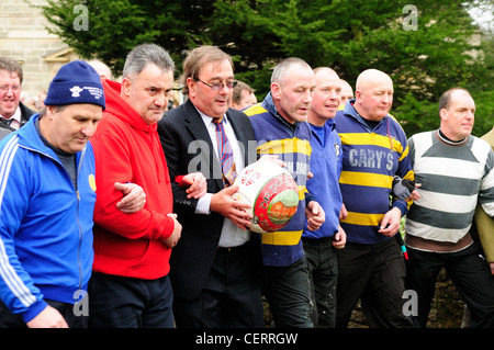 Die königlichen Ashbourne Fasching Fußball Match 2012 Derbyshire England. Stockfoto