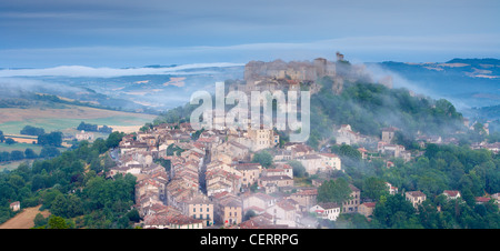 die Bastide Hill Top Stadt von Cordes-Sur-Ciel in Nebel gehüllt, im Morgengrauen, Midi - Pyrénées, Frankreich Stockfoto