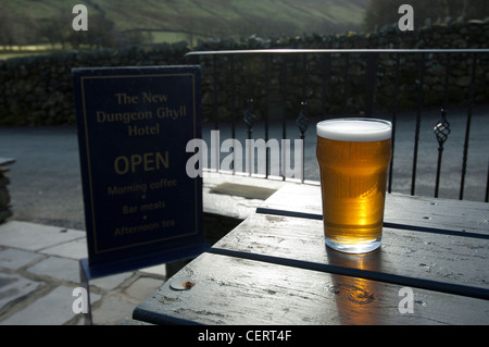 Ein schönes Bier einen neuen Dungeon Ghyll Hotel Stockfoto