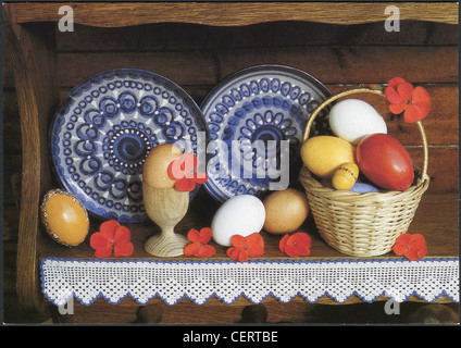 Wiedergabe von einer alten Ansichtskarte, schildert Ostern Postkarte, Blumen, Korb, wunderschöne Teller und bemalten Eiern, ca. 1970 Stockfoto
