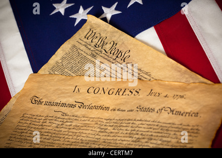 Die Declaration of Independence und Contstitution von den Vereinigten Staaten von Amerika vor einer amerikanischen Flagge Stockfoto
