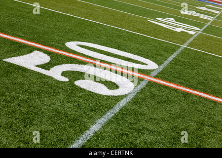Die 50 harte Linie auf eine amerikanische Fußballplatz mit Kunstrasen Stockfoto