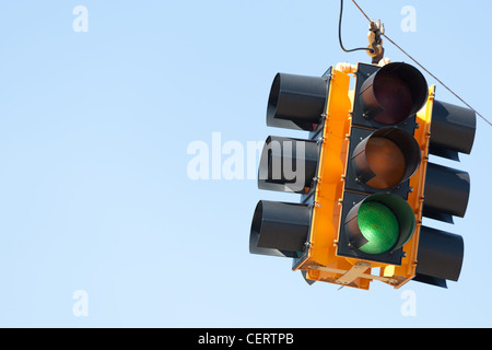 Grüne Ampel oder Licht vor blauem Himmel mit Textfreiraum Stockfoto