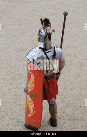 Römische Gladiatoren und Soldaten bei einem Re Inszenierung in den römischen Amphitheater in Chester UK Stockfoto