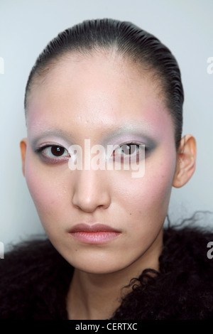 Modell mit weichem rosa und grauen Lidschatten auf dem Auge Deckel und Holzkohle Lidschatten unter dem Auge, keine Augenbrauen und weiche rosa Lippen Stockfoto