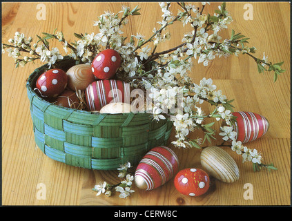 DDR - CIRCA 1970: Wiedergabe von einer alten Ansichtskarte, Ostern Postkarte zeigt Blumen, Korb und bemalten Eiern, ca. 1970 Stockfoto