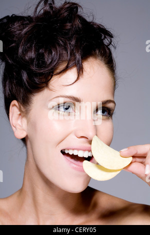 Frau lange eingerollt schwarze Haare hochgesteckt, damit die locken auf ihrem Kopf sitzen tragen leichte rosa Lippenstift, metallische Stockfoto