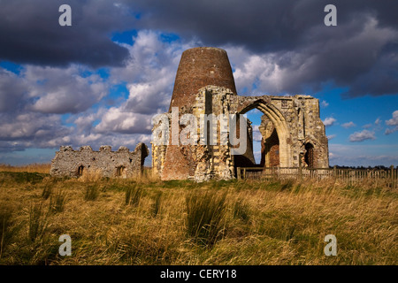 Die Ruinen der St. Benets Abbey auf die Norfolk Broads. Stockfoto