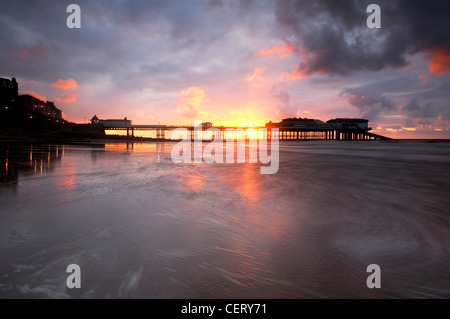 Cromer Pier bei Sonnenuntergang an der Küste von North Norfolk. Stockfoto