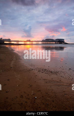 Cromer Pier bei Sonnenuntergang an der Küste von North Norfolk. Stockfoto