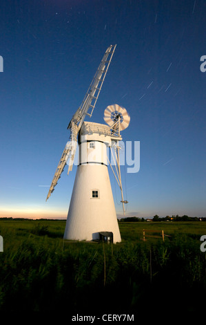 Thurne Windmühle in der Nacht mit Sternspuren. Stockfoto