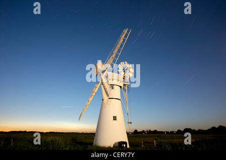 Thurne Windmühle in der Nacht mit Sternspuren. Stockfoto