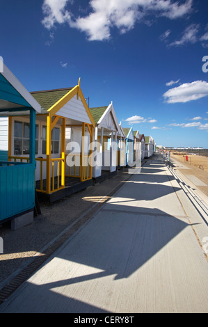 Eine Ansicht Promenade Southwold vorbei Strandhütten. Stockfoto
