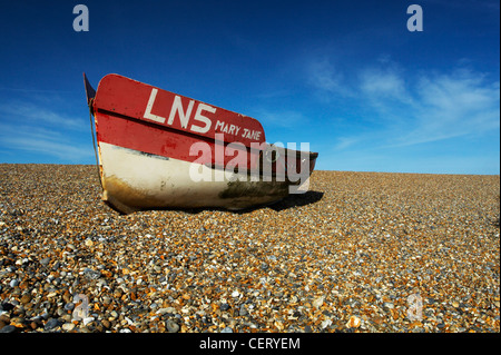 Ein Fischerboot am Strand von Cley an der Küste von Norfolk. Stockfoto