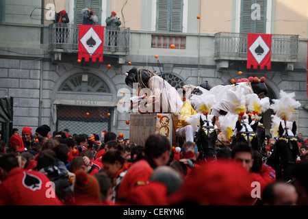 Massen wirft Orangen auf die Beförderung in Ivrea Karneval "Schlacht von Orangen" (La Battaglia Delle Arance) Stockfoto