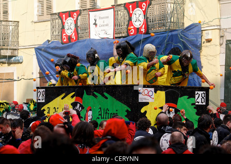 Massen wirft Orangen auf die Beförderung in Ivrea Karneval "Schlacht von Orangen" (La Battaglia Delle Arance) Stockfoto