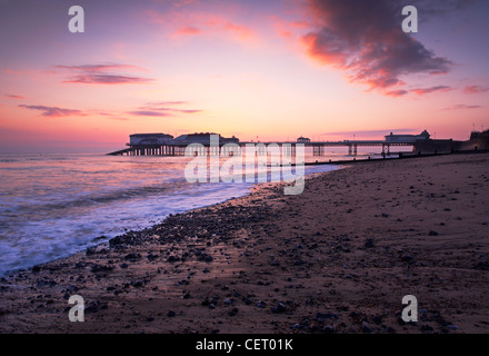 Cromer Pier bei Sonnenaufgang an der Küste von North Norfolk. Stockfoto