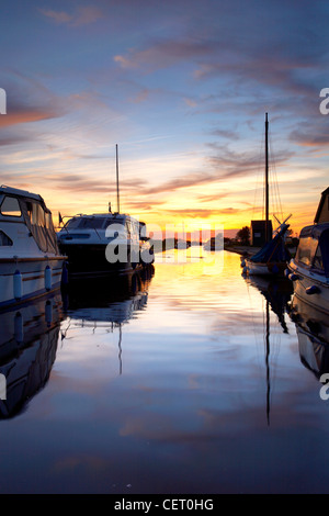 Thurne Dyke bei Sonnenuntergang auf den Norfolk Broads. Stockfoto