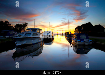 Thurne Dyke bei Sonnenuntergang auf den Norfolk Broads. Stockfoto