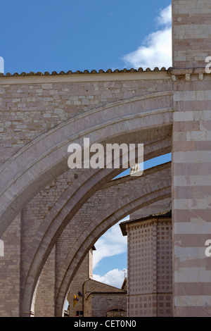 Strebepfeiler an der Basilika der Heiligen Klara in Assisi, Umbrien, Italien. Stockfoto