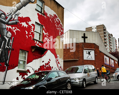 Wandbild, basierend auf der Welle von Hokusai an Bristol Wand mit ein Banksy Bild hinter die Kirche Stockfoto