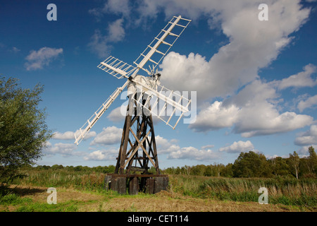 Boardmans traditionelle öffnen gerahmte Holz Windmühle auf den Norfolk Broads. Stockfoto