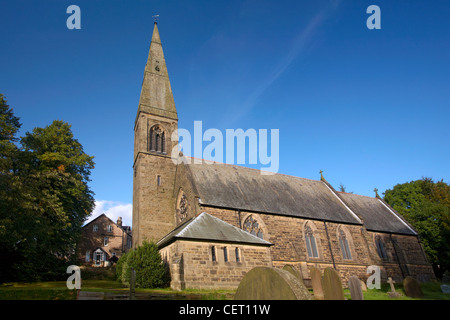 Blauen Herbsthimmel über Bamford Kirche im Peak District. Stockfoto