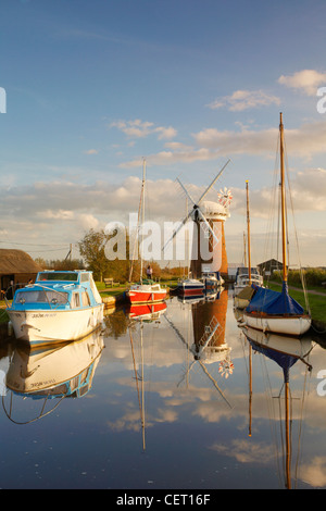 Horsey Windmühle und Boote vertäut am Brancaster Staithe in Norfolk. Stockfoto