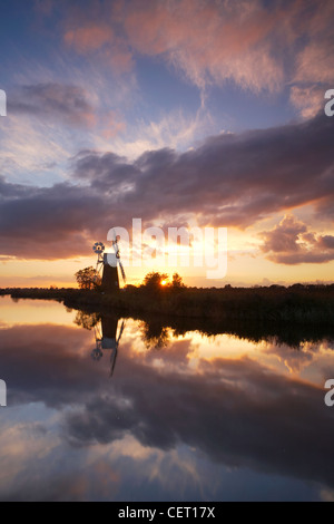 Turf Moor Windmühle auf der Norfolk Broads reflektiert in den Fluss Ant bei Sonnenuntergang. Stockfoto