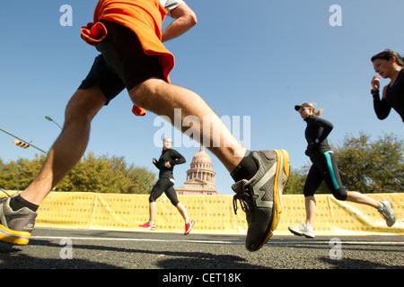 Läufer passieren durch das Texas Capitol als mehr als 18.000 Läufer die Straßen der Innenstadt von Austin für jährliche Marathon-Rennen schlug Stockfoto