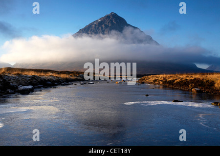 Blick über den Fluß Etive, Buachaille Etive Mor Berg in den schottischen Highlands. Stockfoto