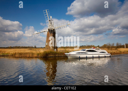 Turf Moor Windmühle und eine moderne Urlaub Motoryacht, Segeln auf dem Fluss Ant. Stockfoto