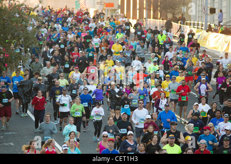 Mehr als 18.000 Läufer schlug die Straßen der Innenstadt von Austin Texas beim Marathonlauf Stockfoto