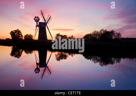 Turf Moor Entwässerung Mühle bei Sonnenuntergang am Fluss Ant in den Norfolk Broads. Stockfoto