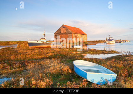 Boote und die alte Kohle Schuppen an der ersten Ampel am Dornweiler Hafen während einer Flut an der Nordküste von Norfolk. Stockfoto