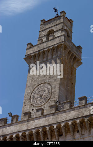 Der Stein Uhrturm in Montepulciano, Toskana, Italien Stockfoto