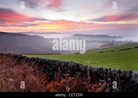 Herbstmorgen Nebel über dem Dorf Hathersage in der Peak District National Park. Stockfoto