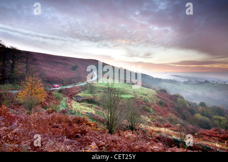 Herbstmorgen Nebel über dem Dorf Hathersage in der Peak District National Park. Stockfoto