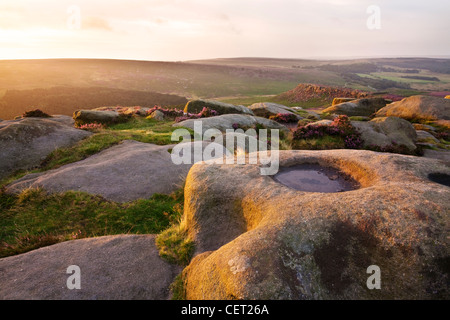 Higger Tor an der ersten Ampel an einem Sommer-morgen in der Peak District National Park. Stockfoto