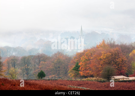 Herbstmorgen Nebel über dem Dorf Hathersage in der Peak District National Park. Stockfoto