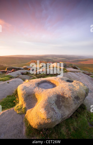 Higger Tor an der ersten Ampel an einem Sommer-morgen in der Peak District National Park. Stockfoto