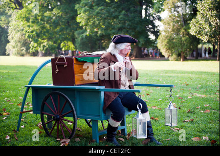 Ein Musiker im achtzehnten Jahrhundert Kleidung spielt die Flöte auf dem Gelände des Mount Vernon das Haus von George Washington Stockfoto