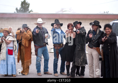 Cowboys auf der Kamera mit ihren Gewehren schießen Stockfoto