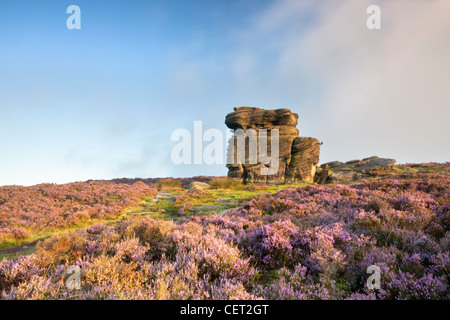 Mutter Kappe, einem Felsvorsprung auf Owler Tor im Peak District National Park. Stockfoto