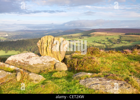 Der Knuckle Stein auf Carhead Felsen unten Stanage Edge im Peak District National Park. Stockfoto